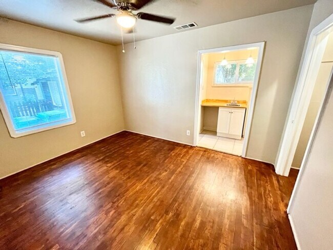 Building Photo - **RESERVE FOR SUMMER 2026** Charming home with 5 bedrooms close to Chico State