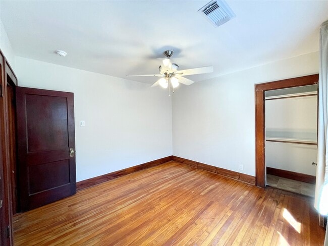 Building Photo - 405 E 28th St