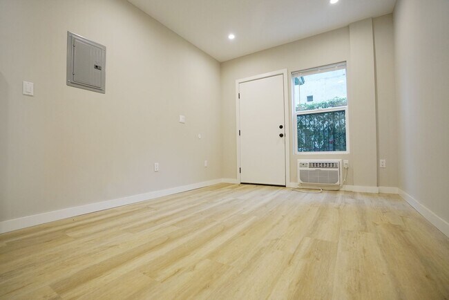 Building Photo - Mid City/Koreatown Recently Renovated Studio Available Now! Hurry Won't Last