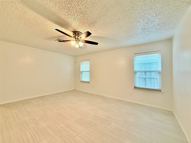 Building Photo - 11135 Bellspring Dr