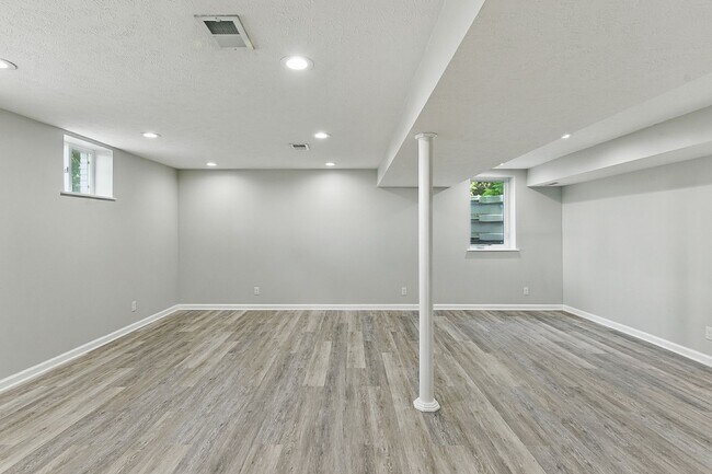 Building Photo - Spacious 4-Bedroom Home for Rent in Desira...