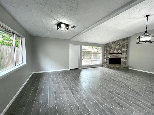 Building Photo - 10310 Oak Acres Dr