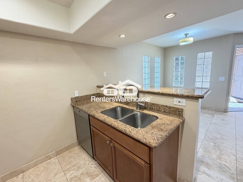 Building Photo - 3235 E Camelback Rd