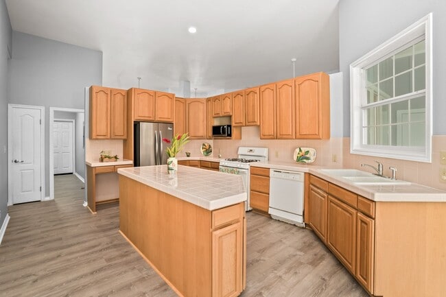 Building Photo - 4 Bedroom 3 Bath Home in Waioli Gardens