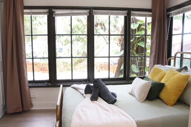 Building Photo - 102 W Emma St