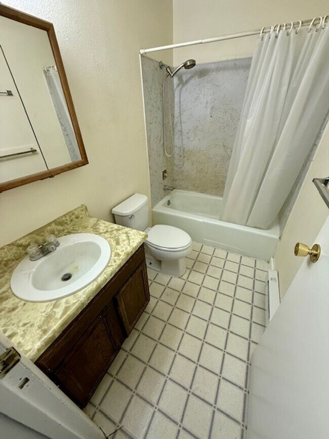 Building Photo - 2 Bedroom 1 Bath Duplex - NEW LOW PRICE