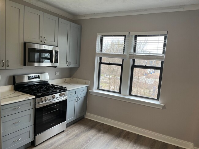 Building Photo - 70 E 68th St