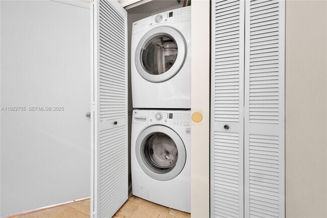 Building Photo - 808 Brickell Key Dr