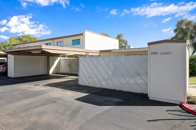 Building Photo - Scottsdale Townhome Now Available!