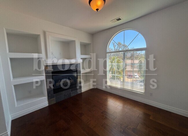 Building Photo - 637 Oak Glade Dr