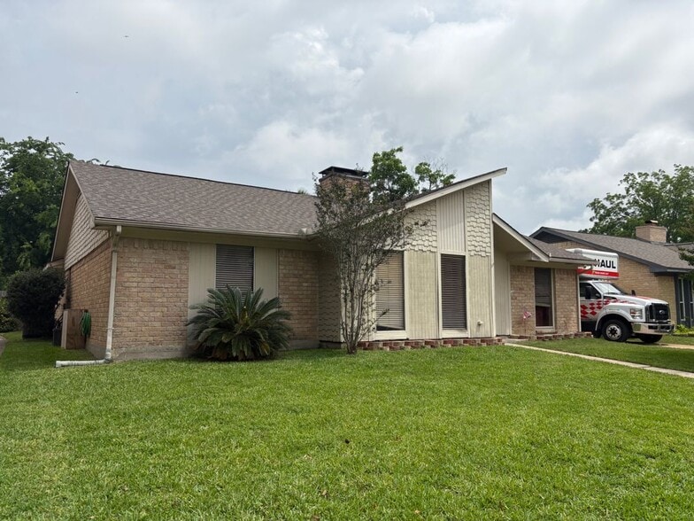 Building Photo - 21430 Park Brook Dr