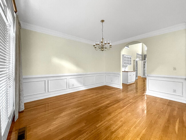 Building Photo - Beautiful Large 5 Bedroom Brick Home