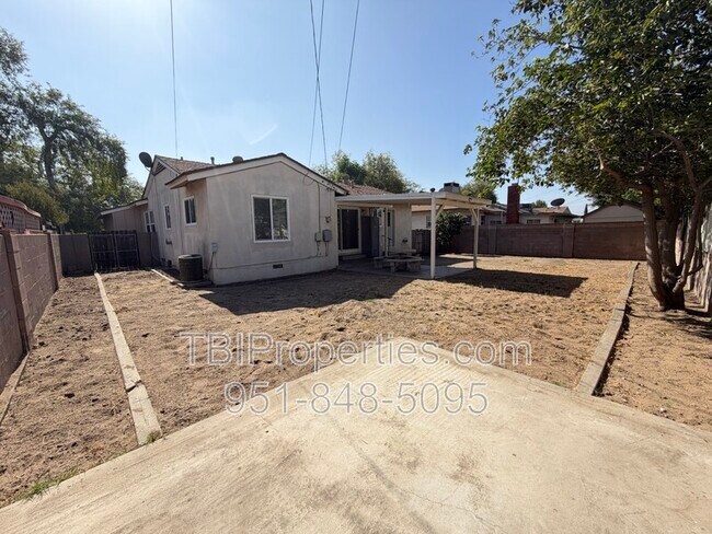 Building Photo - 3552 N Alameda Ave