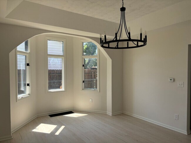 Building Photo - 924 S Madison St