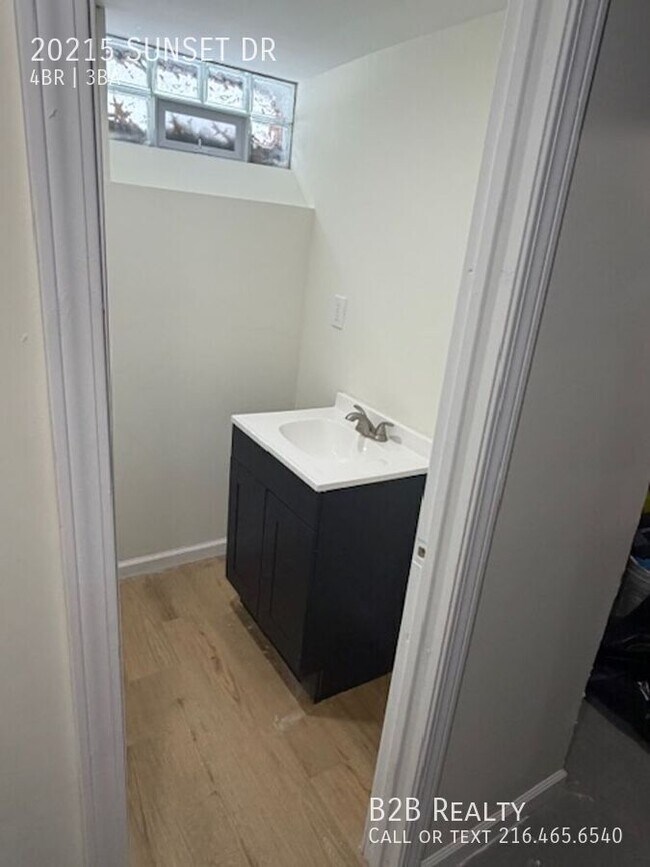 Building Photo - 20215 Sunset Dr