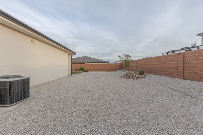 Building Photo - Beautiful Property in the Sage Canyon Neig...