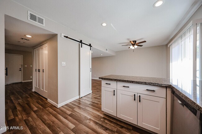 Building Photo - 1014 E Bendix Dr