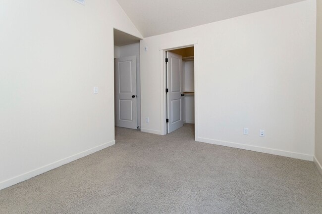Building Photo - 2BD 2.5BA + Bonus Room Townhouse w/Garage + AC + Washer/Dryer Included