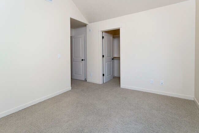 Building Photo - 2BD 2.5BA + Bonus Room/Den/Office Townhouse w/Garage + AC + Washer/Dryer Included