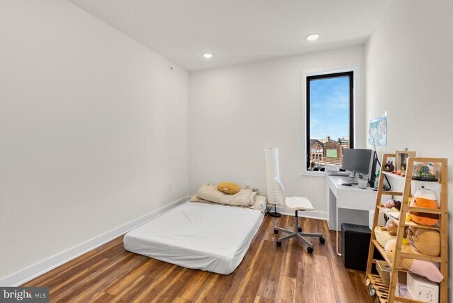 Building Photo - 2411 Kensington Ave