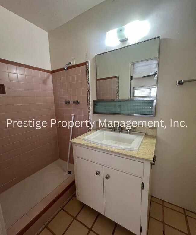 Building Photo - 3BD 2BA Waiting for You to Call Home!!