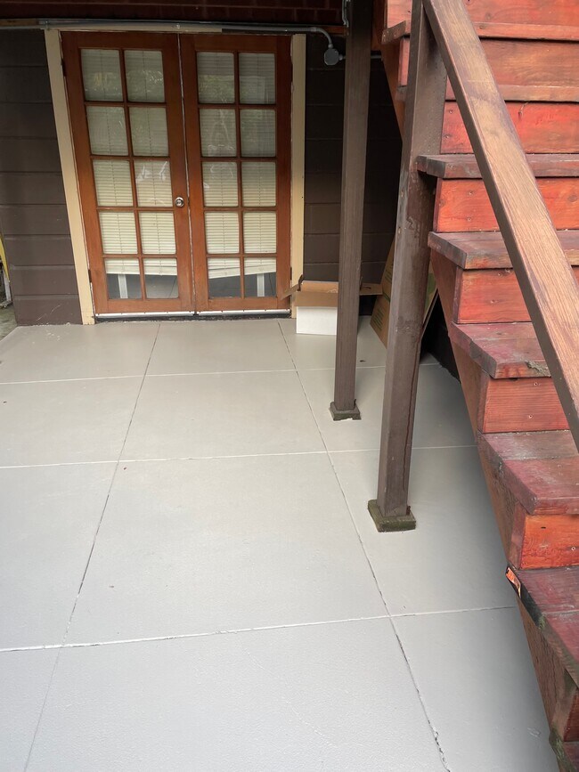 patio outside french doors - 2820 Baker St