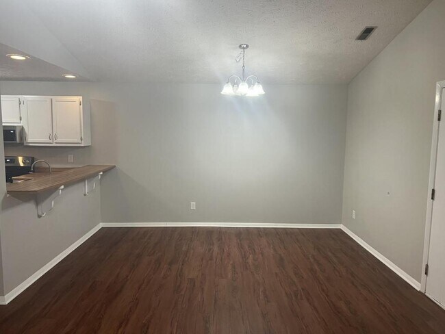 Building Photo - 1904 Tryon Dr