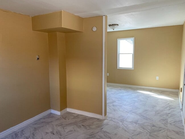 Building Photo - Single Family Home, Valley View School District, Gas heat, Private off Street Parking