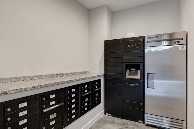 Building Photo - Tak House