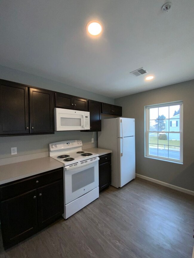 Building Photo - 200 Larkspur Ln