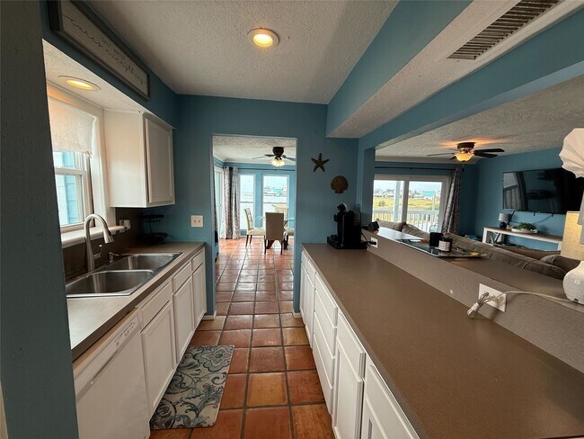 Building Photo - 500 Tiki Dr