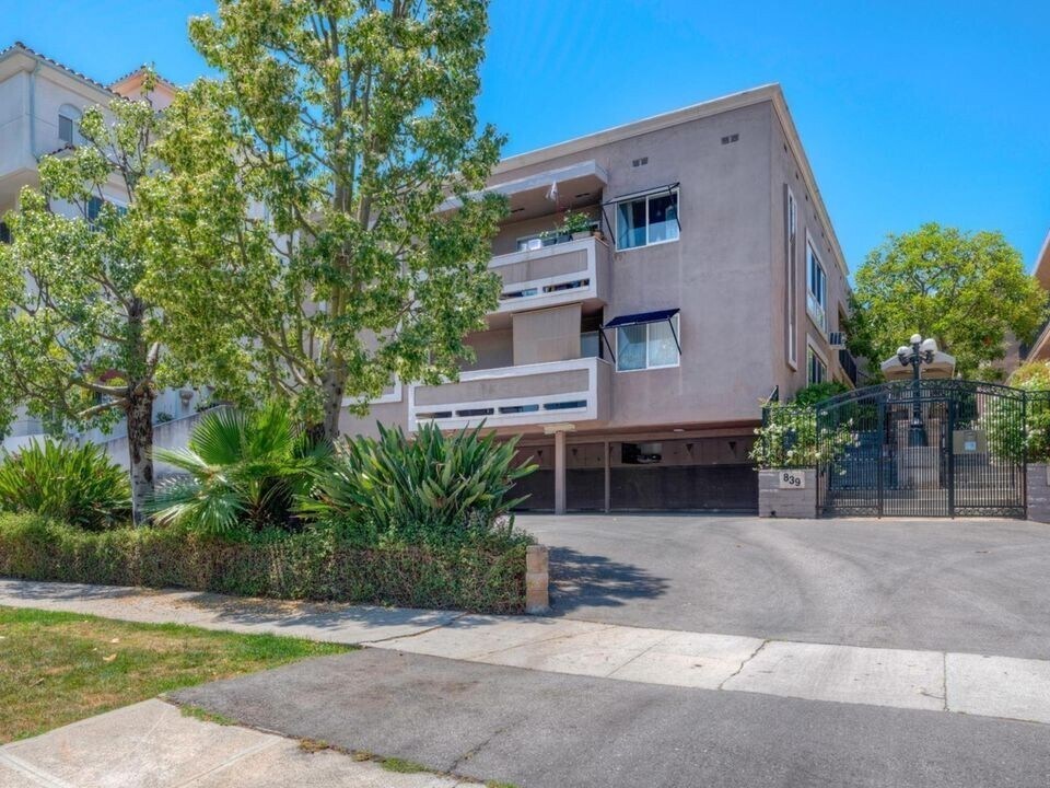 Building Photo - 833 S Plymouth Blvd