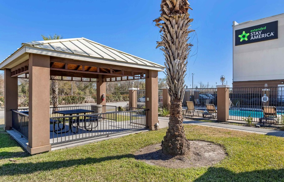 Building Photo - Furnished Studio-Houston - IAH Airport