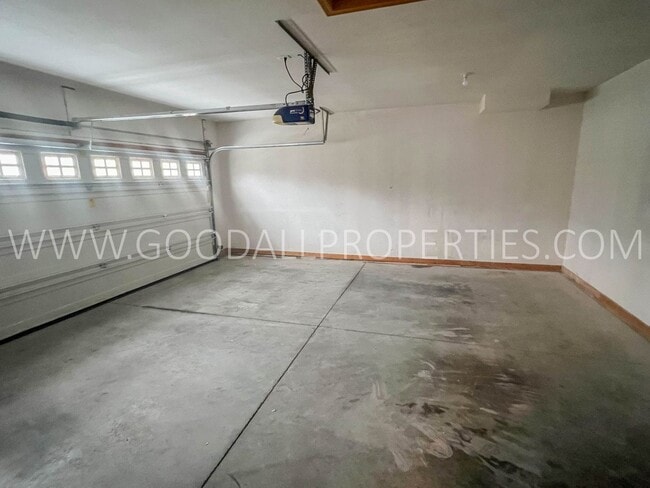 Building Photo - 3 Bedroom Townhome in Urbandale