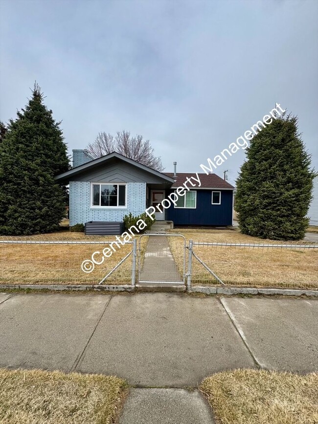 Building Photo - 2 Bedroom one Bath with large Yard located on the flats.