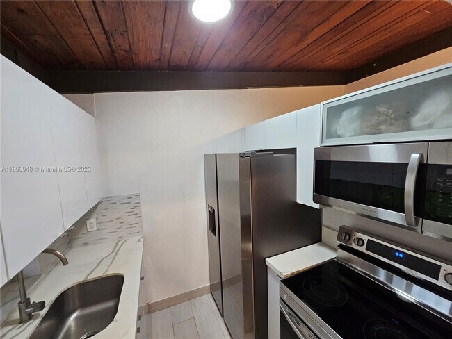 Building Photo - 227 SE 1st St