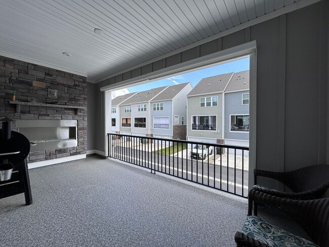 Building Photo - Spacious 4-Bedroom Townhome with Garage & ...
