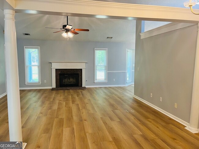 Building Photo - 165 River Park Dr