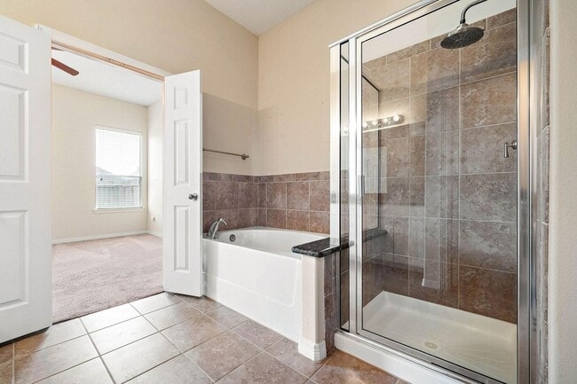 Building Photo - 912 Sweet Pine Dr