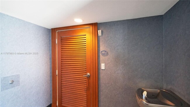 Building Photo - 7918 Harbor Island Dr