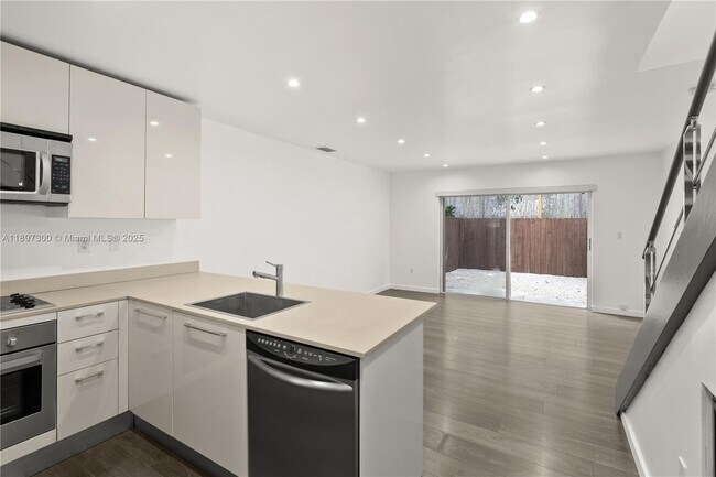 Building Photo - 3130 Bird Ave