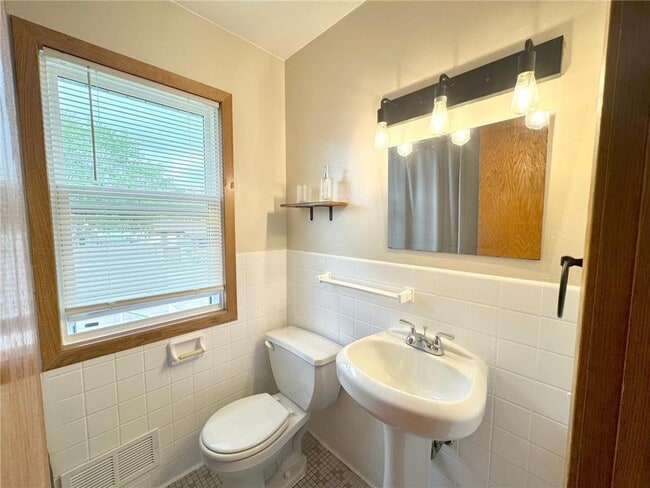 Building Photo - 1132 33rd Ave N