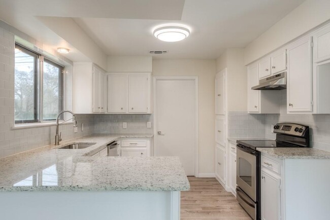 Building Photo - 2503 Versailles Dr