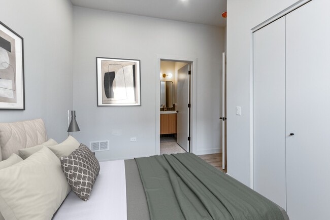 Building Photo - Renovated 3 bedroom in Lincoln Park - Now Leasing!