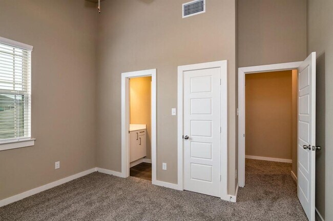 Building Photo - 605 Harvest Moon Dr
