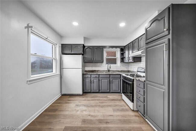 Building Photo - 3202 Parklane Dr
