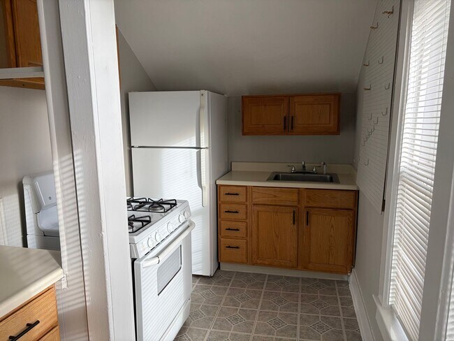 Building Photo - 818 N Corona St