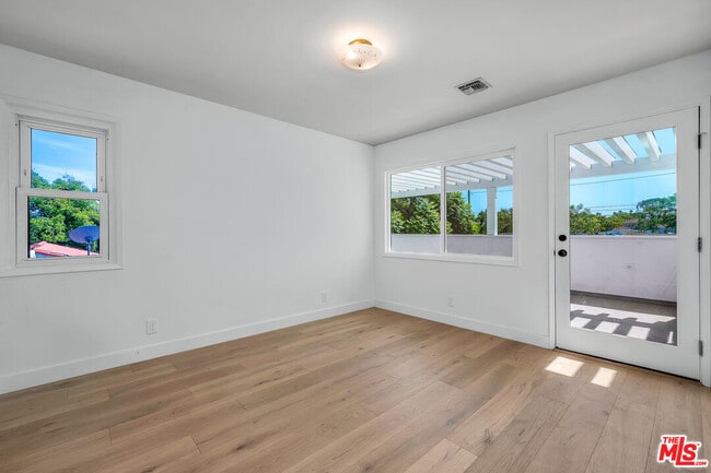 Building Photo - 854 25th St