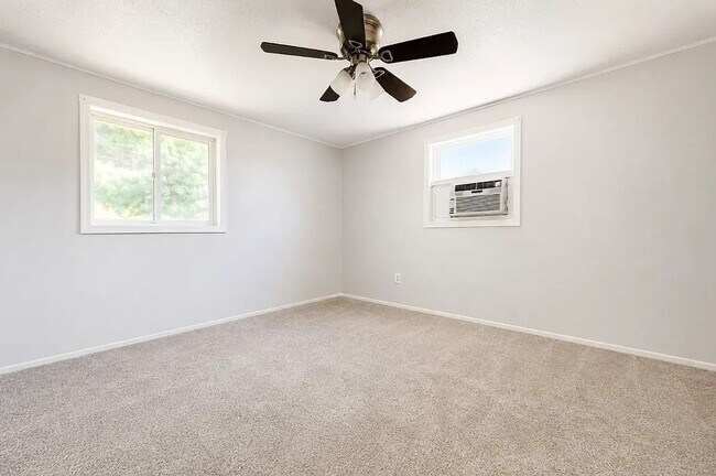 Building Photo - Cute 2 Bedroom, 1 Bath Home Pitcairn, PA | Section 8 Accepted
