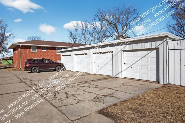 Building Photo - 312 E 5th St